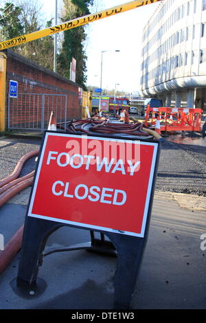 Croydon, UK. Sonntag, 16. Februar. Feuerwehr weiterhin Pumpe Wasser Weg von einer Wasser-Kläranlagen in Kenley, Croydon. Die Website bietet Wasser auf 47.000 Eigenschaften im Bereich und um sicherzustellen, dass Angebot ist gepflegt, Besatzungen sind Pumpen 24.000 Liter Wasser eine Minute entfernt von der betroffenen Anlage. Bildnachweis: HOT SHOTS/Alamy Live-Nachrichten Stockfoto