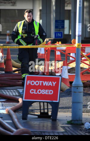 Croydon, UK. Sonntag, 16. Februar. Feuerwehr weiterhin Pumpe Wasser Weg von einer Wasser-Kläranlagen in Kenley, Croydon. Die Website bietet Wasser auf 47.000 Eigenschaften im Bereich und um sicherzustellen, dass Angebot ist gepflegt, Besatzungen sind Pumpen 24.000 Liter Wasser eine Minute entfernt von der betroffenen Anlage. Bildnachweis: HOT SHOTS/Alamy Live-Nachrichten Stockfoto