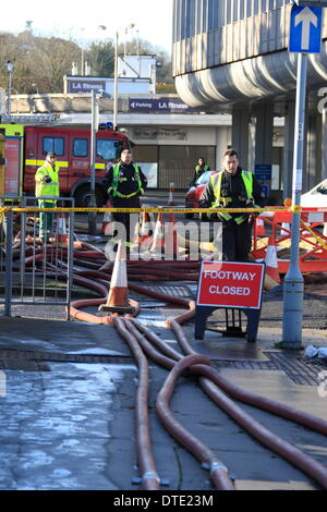 Croydon, UK. Sonntag, 16. Februar. Feuerwehr weiterhin Pumpe Wasser Weg von einer Wasser-Kläranlagen in Kenley, Croydon. Die Website bietet Wasser auf 47.000 Eigenschaften im Bereich und um sicherzustellen, dass Angebot ist gepflegt, Besatzungen sind Pumpen 24.000 Liter Wasser eine Minute entfernt von der betroffenen Anlage. Bildnachweis: HOT SHOTS/Alamy Live-Nachrichten Stockfoto