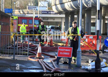 Croydon, UK. Sonntag, 16. Februar. Feuerwehr weiterhin Pumpe Wasser Weg von einer Wasser-Kläranlagen in Kenley, Croydon. Die Website bietet Wasser auf 47.000 Eigenschaften im Bereich und um sicherzustellen, dass Angebot ist gepflegt, Besatzungen sind Pumpen 24.000 Liter Wasser eine Minute entfernt von der betroffenen Anlage. Bildnachweis: HOT SHOTS/Alamy Live-Nachrichten Stockfoto