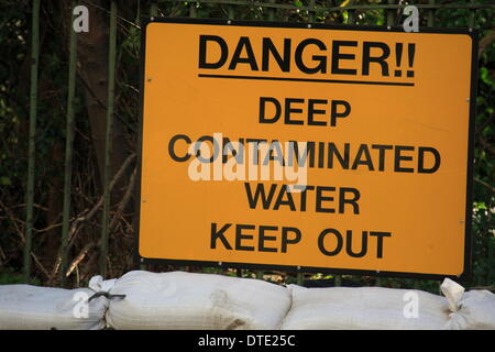 Croydon, UK. Sonntag, 16. Februar. Feuerwehr weiterhin Pumpe Wasser Weg von einer Wasser-Kläranlagen in Kenley, Croydon. Die Website bietet Wasser auf 47.000 Eigenschaften im Bereich und um sicherzustellen, dass Angebot ist gepflegt, Besatzungen sind Pumpen 24.000 Liter Wasser eine Minute entfernt von der betroffenen Anlage. Bildnachweis: HOT SHOTS/Alamy Live-Nachrichten Stockfoto