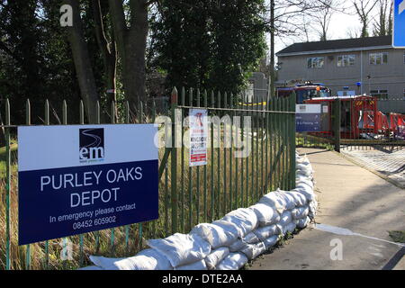 Croydon, UK. Sonntag, 16. Februar. Feuerwehr weiterhin Pumpe Wasser Weg von einer Wasser-Kläranlagen in Kenley, Croydon. Die Website bietet Wasser auf 47.000 Eigenschaften im Bereich und um sicherzustellen, dass Angebot ist gepflegt, Besatzungen sind Pumpen 24.000 Liter Wasser eine Minute entfernt von der betroffenen Anlage. Bildnachweis: HOT SHOTS/Alamy Live-Nachrichten Stockfoto