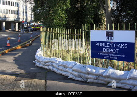 Croydon, UK. Sonntag, 16. Februar. Feuerwehr weiterhin Pumpe Wasser Weg von einer Wasser-Kläranlagen in Kenley, Croydon. Die Website bietet Wasser auf 47.000 Eigenschaften im Bereich und um sicherzustellen, dass Angebot ist gepflegt, Besatzungen sind Pumpen 24.000 Liter Wasser eine Minute entfernt von der betroffenen Anlage. Bildnachweis: HOT SHOTS/Alamy Live-Nachrichten Stockfoto