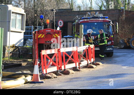 Croydon, UK. Sonntag, 16. Februar. Feuerwehr weiterhin Pumpe Wasser Weg von einer Wasser-Kläranlagen in Kenley, Croydon. Die Website bietet Wasser auf 47.000 Eigenschaften im Bereich und um sicherzustellen, dass Angebot ist gepflegt, Besatzungen sind Pumpen 24.000 Liter Wasser eine Minute entfernt von der betroffenen Anlage. Bildnachweis: HOT SHOTS/Alamy Live-Nachrichten Stockfoto