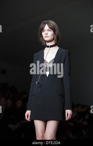 16. Februar 2014, London, England, UK. Ein Modell geht die Start-und Landebahn bei Marios Schwab-Show während der London Fashion Woche AW14 im BFC Innenhof zeigen Raum/Somerset House. Bildnachweis: CatwalkFashion/Alamy Live-Nachrichten Stockfoto
