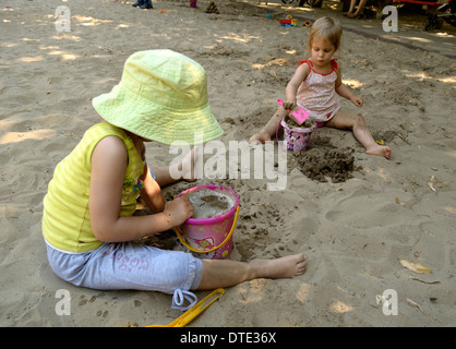 Drei bis fünf Jahre alten Mädchen spielen im Sandkasten Stockfoto