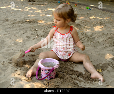 Drei-jährigen Mädchen Spiel in der Sandkiste Stockfoto