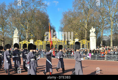 Buckingham Palace, London, UK. 16. Februar 2014. Menschenmassen beobachten Sie die Wachablösung am Buckingham Palace. Bildnachweis: Matthew Chattle/Alamy Live-Nachrichten Stockfoto