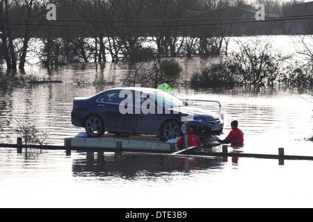 Burrowbridge, Somerset Levels Sonntag, 16. Februar 2014 – ungewöhnliche Auto Rettung - freiwillige nutzen eine schwimmende Ponton zu schweben, die ein Auto Honda Accord ein Cut-off-Eigentum - Ponton langsam misshandelt wurde und sorgfältig auf die nächste trockene Straße. Stockfoto