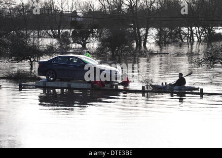 Burrowbridge, Somerset Levels de Sonntag, 16 Februar 2014 - Ungewöhnliche auto Rettung - Freiwillige mit einem schwimmenden Ponton eine Honda Accord Auto von einem Cut off property zu schweben - Der Steg war langsam und vorsichtig handhabten auf die nächste trockene Straße. Stockfoto