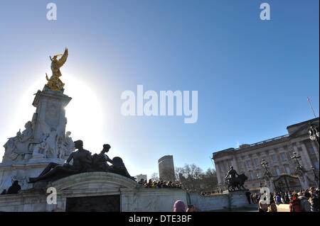 Buckingham Palace, London, UK. 16. Februar 2014. Menschenmassen beobachten Sie die Wachablösung am Buckingham Palace. Bildnachweis: Matthew Chattle/Alamy Live-Nachrichten Stockfoto