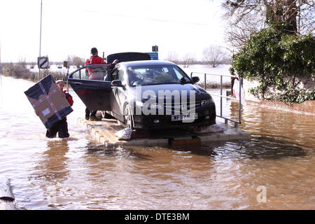 Burrowbridge, Somerset Levels Sonntag, 16. Februar 2014 – ungewöhnliche Auto Rettung - freiwillige nutzen eine schwimmende Ponton zu schweben, die ein Auto Honda Accord ein Cut-off-Eigentum - Ponton langsam misshandelt wurde und sorgfältig auf die nächste trockene Straße. Das Auto war voll der sorgfältig verpackten-Eigenschaft zu. Stockfoto