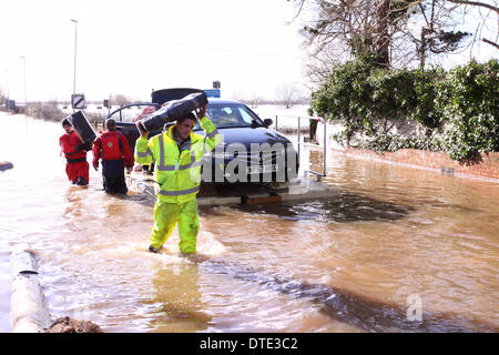 Burrowbridge, Somerset Levels Sonntag, 16. Februar 2014 – ungewöhnliche Auto Rettung - freiwillige nutzen eine schwimmende Ponton zu schweben, die ein Auto Honda Accord ein Cut-off-Eigentum - Ponton langsam misshandelt wurde und sorgfältig auf die nächste trockene Straße. Das Auto war voll der sorgfältig verpackten-Eigenschaft zu. Stockfoto