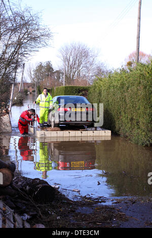 Burrowbridge, Somerset Levels Sonntag, 16. Februar 2014 – ungewöhnliche Auto Rettung - freiwillige nutzen eine schwimmende Ponton zu schweben, die ein Auto Honda Accord ein Cut-off-Eigentum - Ponton langsam misshandelt wurde und sorgfältig auf die nächste trockene Straße. Stockfoto