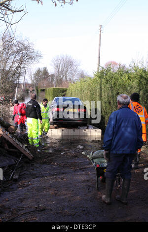 Burrowbridge, Somerset Levels 16. Februar 2014 – ungewöhnliche Auto Rettung - freiwillige nutzen eine schwimmende Ponton ein Honda Accord Auto von einem Cut-off-Eigenschaft zu schweben Stockfoto