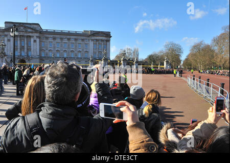 Buckingham Palace, London, UK. 16. Februar 2014. Menschenmassen beobachten Sie die Wachablösung am Buckingham Palace. Bildnachweis: Matthew Chattle/Alamy Live-Nachrichten Stockfoto