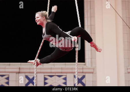 Akrobatische Seiltanz, Antenne Seil Akrobatik in Blackpool, Lancashire, Großbritannien, 16. Februar 2014. NoFit State Circus ist ein modernes Circus Company in Cardiff, Wales. Eine Antenne acrobatic troupe an jährlichen Blackpools Festival des Zirkus, Magic & neue Sorte aus. Die 10-tägige Festival der Magie, ist Showzam sieht Blackpools berühmte Sehenswürdigkeiten überlaufen mit Seiltänzer, und eine Vielzahl von Street Artists. Stockfoto