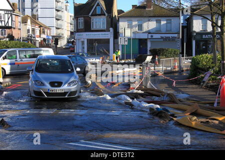 Sonntag, 16. Februar weiter Feuerwehr Pumpe Wasser abseits der Straßen rund um Purley in London. Dutzende Feuerwehrleute haben Wasser Weg von Eigenschaften, die von Hochwasser betroffenen gepumpt. Temporären Gehwege wurden bereitgestellt, um Bewohner bewegen zu lassen. Bildnachweis: HOT SHOTS/Alamy Live-Nachrichten Stockfoto