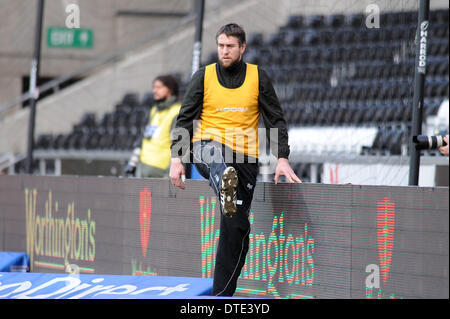 Swansea, Wales. 16. Februar 2014. RaboDirect Pro 12V - Fischadler Benetton Treviso Fischadler Ryan Jones erwärmt sich an der Seitenlinie. © Phil Rees/Alamy Live News Bildnachweis: Phil Rees/Alamy Live-Nachrichten Stockfoto