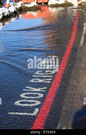 Sonntag, 16. Februar weiter Feuerwehr Pumpe Wasser abseits der Straßen rund um Purley in London. Dutzende Feuerwehrleute haben Wasser Weg von Eigenschaften, die von Hochwasser betroffenen gepumpt. Temporären Gehwege wurden bereitgestellt, um Bewohner bewegen zu lassen. Bildnachweis: HOT SHOTS/Alamy Live-Nachrichten Stockfoto