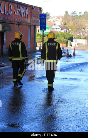 Sonntag, 16. Februar weiter Feuerwehr Pumpe Wasser abseits der Straßen rund um Purley in London. Dutzende Feuerwehrleute haben Wasser Weg von Eigenschaften, die von Hochwasser betroffenen gepumpt. Temporären Gehwege wurden bereitgestellt, um Bewohner bewegen zu lassen. Bildnachweis: HOT SHOTS/Alamy Live-Nachrichten Stockfoto