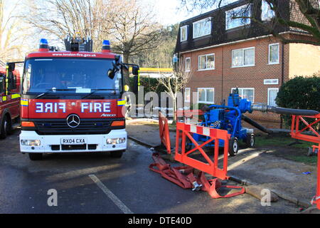 Sonntag, 16. Februar weiter Feuerwehr Pumpe Wasser abseits der Straßen rund um Purley in London. Dutzende Feuerwehrleute haben Wasser Weg von Eigenschaften, die von Hochwasser betroffenen gepumpt. Temporären Gehwege wurden bereitgestellt, um Bewohner bewegen zu lassen. Bildnachweis: HOT SHOTS/Alamy Live-Nachrichten Stockfoto