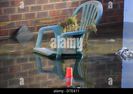 Sonntag, 16. Februar weiter Feuerwehr Pumpe Wasser abseits der Straßen rund um Purley in London. Dutzende Feuerwehrleute haben Wasser Weg von Eigenschaften, die von Hochwasser betroffenen gepumpt. Temporären Gehwege wurden bereitgestellt, um Bewohner bewegen zu lassen. Bildnachweis: HOT SHOTS/Alamy Live-Nachrichten Stockfoto