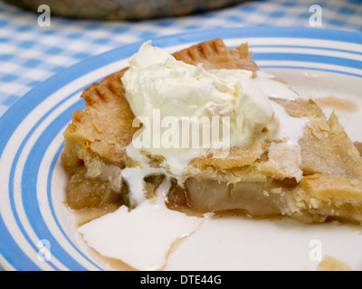 Heiße Scheibe hausgemachte Apfel-Rhabarber-Torte mit Sahne Stockfoto