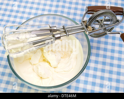 Old fashioned Hand Schneebesen und Schlagsahne Stockfoto