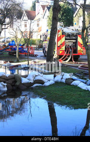 Sonntag, 16. Februar weiter Feuerwehr Pumpe Wasser abseits der Straßen rund um Purley in London. Dutzende Feuerwehrleute haben Wasser Weg von Eigenschaften, die von Hochwasser betroffenen gepumpt. Temporären Gehwege wurden bereitgestellt, um Bewohner bewegen zu lassen. Bildnachweis: HOT SHOTS/Alamy Live-Nachrichten Stockfoto