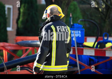 Sonntag, 16. Februar weiter Feuerwehr Pumpe Wasser abseits der Straßen rund um Purley in London. Dutzende Feuerwehrleute haben Wasser Weg von Eigenschaften, die von Hochwasser betroffenen gepumpt. Temporären Gehwege wurden bereitgestellt, um Bewohner bewegen zu lassen. Bildnachweis: HOT SHOTS/Alamy Live-Nachrichten Stockfoto