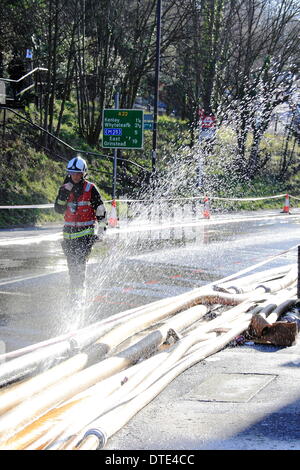 Sonntag, 16. Februar weiter Feuerwehr Pumpe Wasser abseits der Straßen rund um Purley in London. Dutzende Feuerwehrleute haben Wasser Weg von Eigenschaften, die von Hochwasser betroffenen gepumpt. Temporären Gehwege wurden bereitgestellt, um Bewohner bewegen zu lassen. Bildnachweis: HOT SHOTS/Alamy Live-Nachrichten Stockfoto