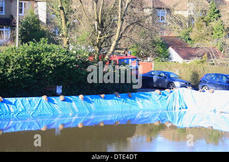 Sonntag, 16. Februar weiter Feuerwehr Pumpe Wasser abseits der Straßen rund um Purley in London. Dutzende Feuerwehrleute haben Wasser Weg von Eigenschaften, die von Hochwasser betroffenen gepumpt. Temporären Gehwege wurden bereitgestellt, um Bewohner bewegen zu lassen. Bildnachweis: HOT SHOTS/Alamy Live-Nachrichten Stockfoto