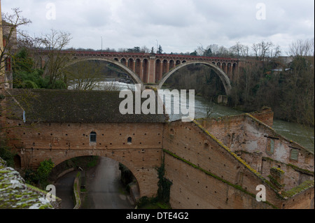 Die bogenförmige Brücke an Rabastens, einer Stadt am Fluss Tarn, im Departement Tarn, Royal, Frankreich im Winter Stockfoto