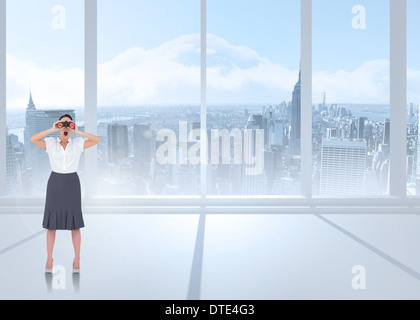 Zusammengesetztes Bild schockiert elegante Geschäftsfrau Blick durch ein Fernglas Stockfoto