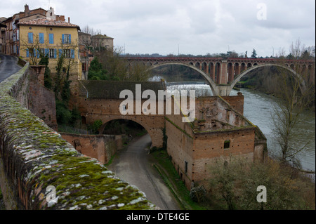 Die bogenförmige Brücke an Rabastens, einer Stadt am Fluss Tarn, im Departement Tarn, Royal, Frankreich Stockfoto