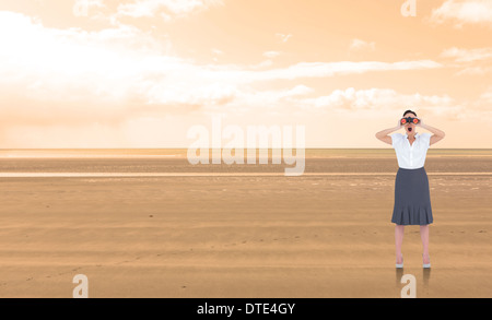 Zusammengesetztes Bild schockiert elegante Geschäftsfrau Blick durch ein Fernglas Stockfoto