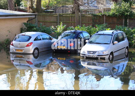 Sonntag, 16. Februar weiter Feuerwehr Pumpe Wasser abseits der Straßen rund um Purley in London. Dutzende Feuerwehrleute haben Wasser Weg von Eigenschaften, die von Hochwasser betroffenen gepumpt. Temporären Gehwege wurden bereitgestellt, um Bewohner bewegen zu lassen. Bildnachweis: HOT SHOTS/Alamy Live-Nachrichten Stockfoto