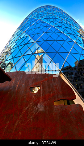 "die Gurke" und zuvor der Schweizer Rück-Gebäude) ist ein Wolkenkratzer in Londons wichtigsten Finanzviertel der City of London Stockfoto