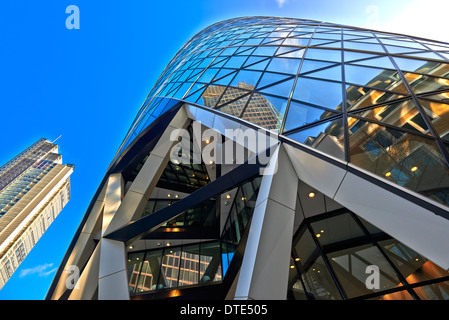 "die Gurke" und zuvor der Schweizer Rück-Gebäude) ist ein Wolkenkratzer in Londons wichtigsten Finanzviertel der City of London Stockfoto