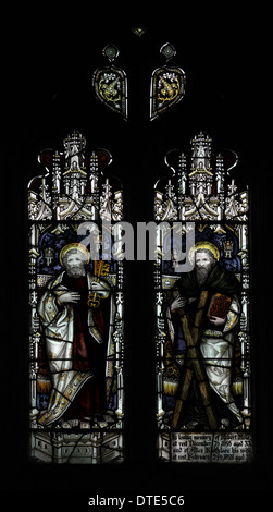 Glasfenster von Kempe-Studios, die Darstellung der Heiligen Petrus und Andreas, St Andrew Church, Old Cleeve, Somerset, England Stockfoto