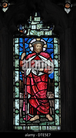 Glasfenster von Henry Holiday, Darstellung von Christus, dem guten Hirten, St Andrew Kirche, alte Cleeve, Somerset, England Stockfoto