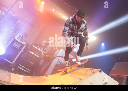 Milwaukee, Wisconsin, USA. 14. Februar 2014. DREW CHADWICK von Emblem3 führt bei The Rave in Milwaukee, Wisconsin © Daniel DeSlover/ZUMAPRESS.com/Alamy Live-Nachrichten Stockfoto