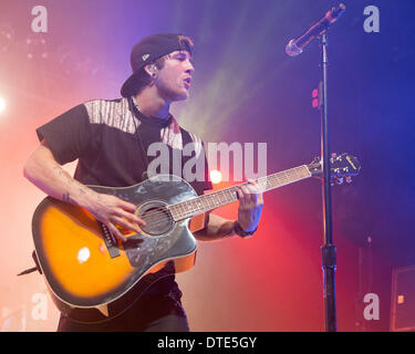 Milwaukee, Wisconsin, USA. 14. Februar 2014. DREW CHADWICK von Emblem3 führt bei The Rave in Milwaukee, Wisconsin © Daniel DeSlover/ZUMAPRESS.com/Alamy Live-Nachrichten Stockfoto