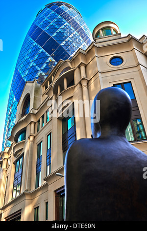 "die Gurke" und zuvor der Schweizer Rück-Gebäude) ist ein Wolkenkratzer in Londons wichtigsten Finanzviertel der City of London Stockfoto