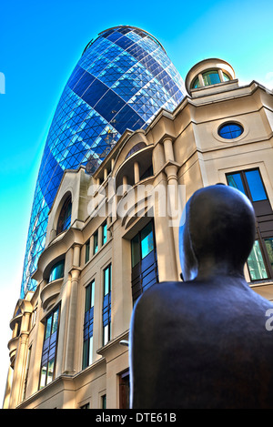 "die Gurke" und zuvor der Schweizer Rück-Gebäude) ist ein Wolkenkratzer in Londons wichtigsten Finanzviertel der City of London Stockfoto