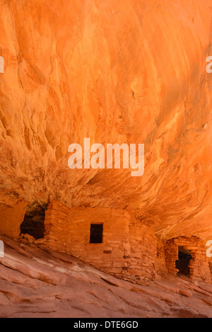 Alten indischen Getreidespeicher, bekannt als 'House on Fire', Mule Canyon, Cedar Mesa, Utah, USA Stockfoto
