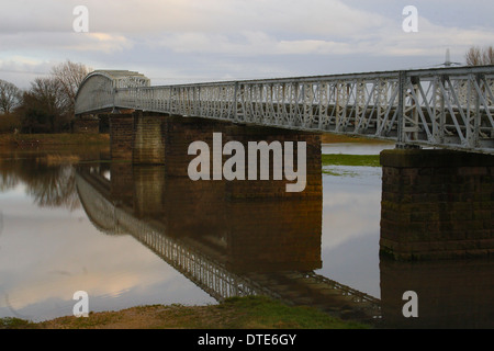 Brücke mit Rohren über Fluss Trent, Nottinghamshire, England, UK Stockfoto