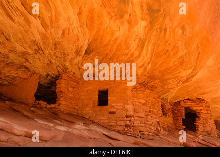 Alten indischen Getreidespeicher, bekannt als 'House on Fire', Mule Canyon, Cedar Mesa, Utah, USA Stockfoto