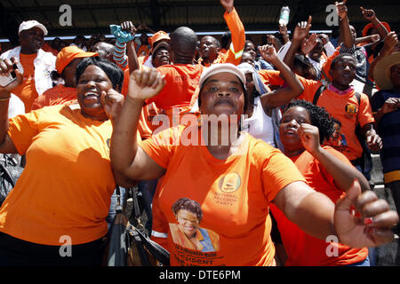 DURBAN - 16. Februar 2014 - Fans der südafrikanischen National Freedom Party Fans feiern bei der Vorstellung seiner Parteiprogramm für die 2014 allgemeine Wahl in Durbans Currys Brunnen Stadion. Die Partei feierte auch den dritten Jahrestag der Gründung der Inkatha Freedom Party nationale Vorsitzende Zanele KaMagwaza-Msibi Weg zu bilden die NFP brach.   Das Land geht an die Urnen am 7. Mai für die fünfte Wahl seit dem Ende der Apartheid im Jahr 1994. Bild: Giordano Stolley Stockfoto